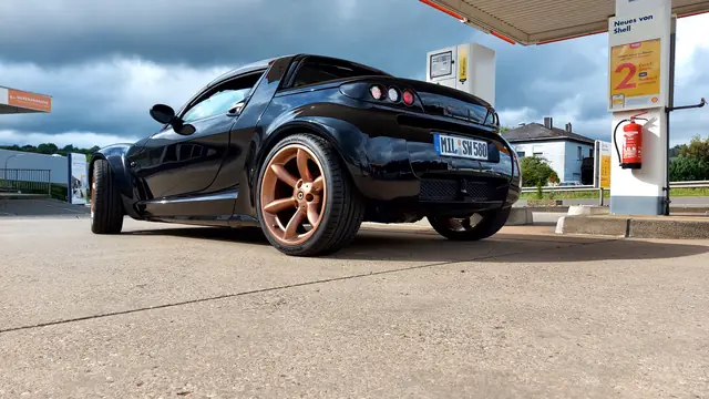 Smart Roadster 452 an einer Tankstelle