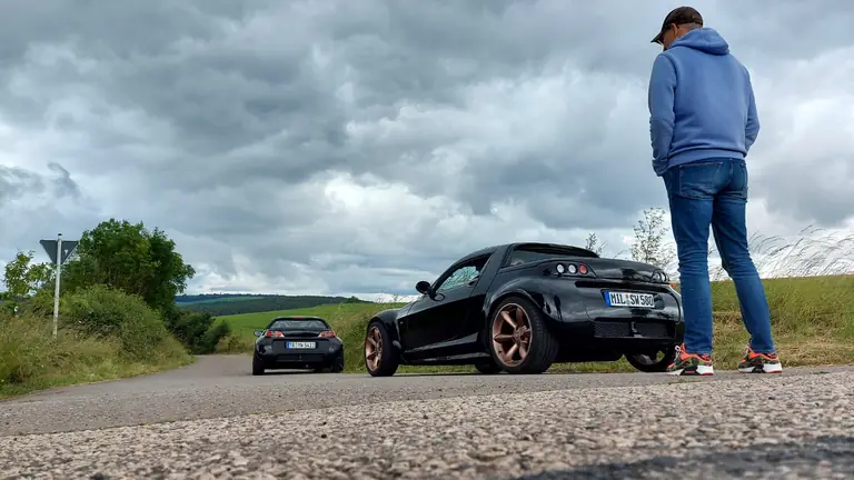 Goran Srna neben seinem Smart Roadster 452